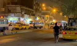 قطع الطريق المؤدي الى الكرادة داخل من جهة الجسر المعلق لغرض الاكساء